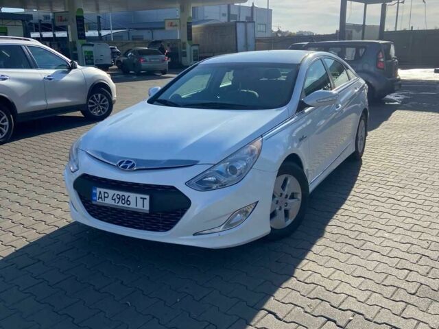 Белый Хендай Соната, объемом двигателя 2.4 л и пробегом 180 тыс. км за 8200 $, фото 1 на Automoto.ua