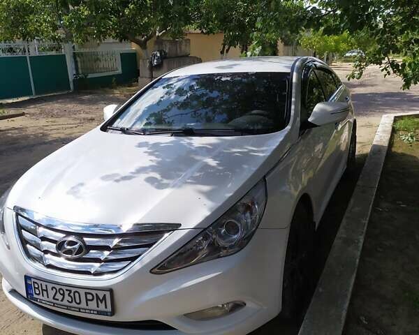 Білий Хендай Соната, об'ємом двигуна 2 л та пробігом 301 тис. км за 8200 $, фото 1 на Automoto.ua