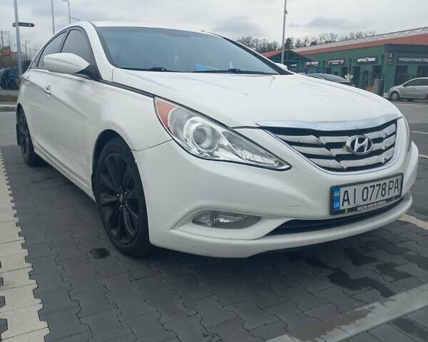 Белый Хендай Соната, объемом двигателя 2.36 л и пробегом 171 тыс. км за 8300 $, фото 1 на Automoto.ua