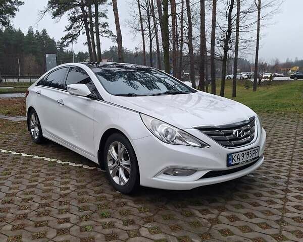 Белый Хендай Соната, объемом двигателя 2.4 л и пробегом 171 тыс. км за 10900 $, фото 1 на Automoto.ua