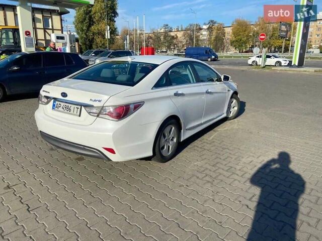 Белый Хендай Соната, объемом двигателя 2.4 л и пробегом 180 тыс. км за 8200 $, фото 1 на Automoto.ua