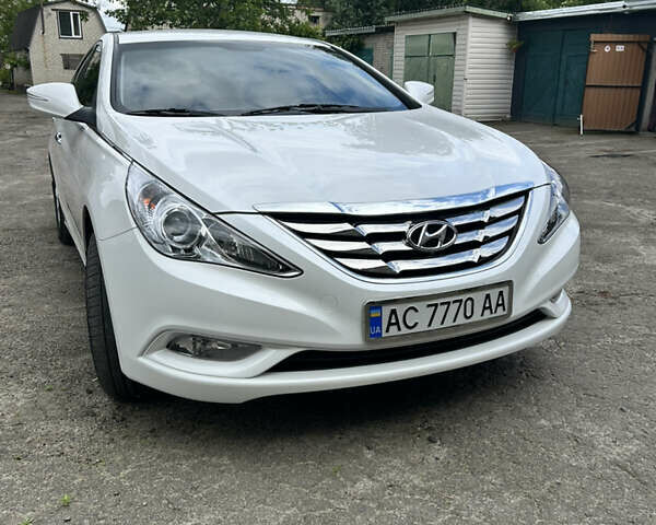 Белый Хендай Соната, объемом двигателя 2 л и пробегом 78 тыс. км за 10000 $, фото 1 на Automoto.ua