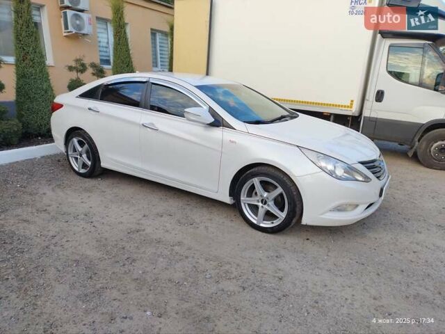 Белый Хендай Соната, объемом двигателя 2 л и пробегом 202 тыс. км за 8400 $, фото 1 на Automoto.ua