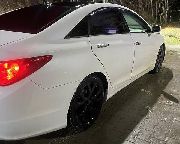 Білий Хендай Соната, об'ємом двигуна 2 л та пробігом 250 тис. км за 8500 $, фото 1 на Automoto.ua