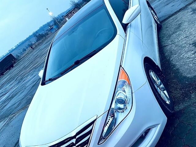 Белый Хендай Соната, объемом двигателя 2.4 л и пробегом 160 тыс. км за 9700 $, фото 1 на Automoto.ua