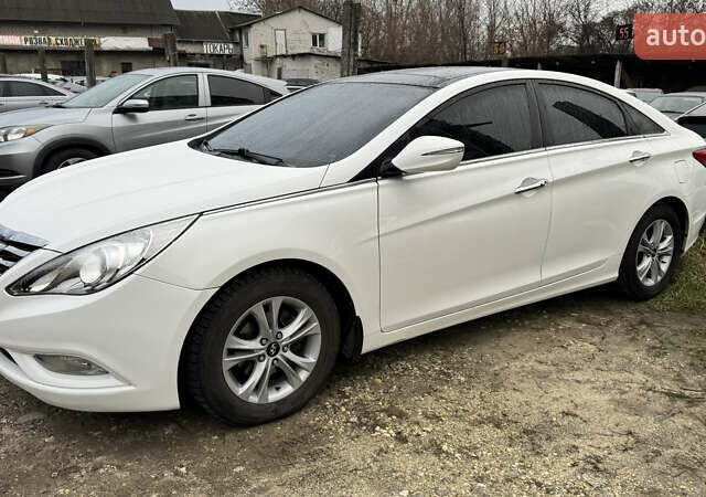 Белый Хендай Соната, объемом двигателя 2.36 л и пробегом 98 тыс. км за 12200 $, фото 1 на Automoto.ua