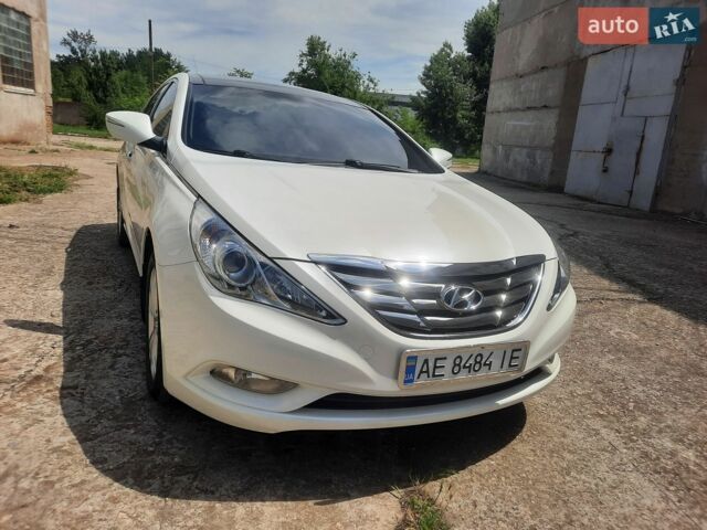 Белый Хендай Соната, объемом двигателя 2.36 л и пробегом 92 тыс. км за 12600 $, фото 1 на Automoto.ua