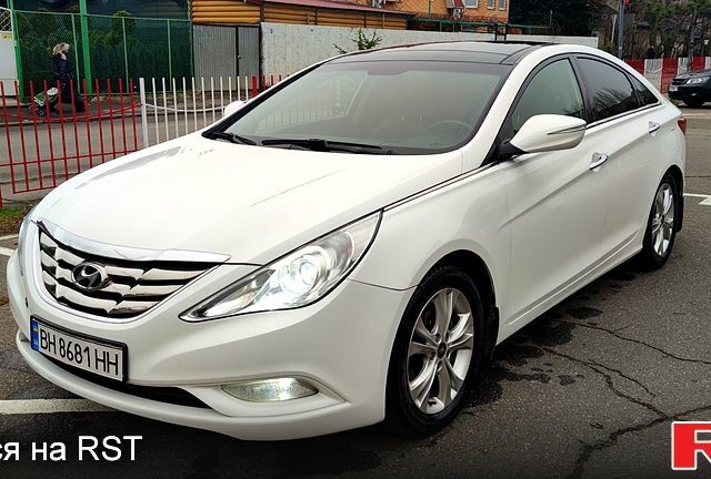 Белый Хендай Соната, объемом двигателя 2.4 л и пробегом 248 тыс. км за 8900 $, фото 1 на Automoto.ua