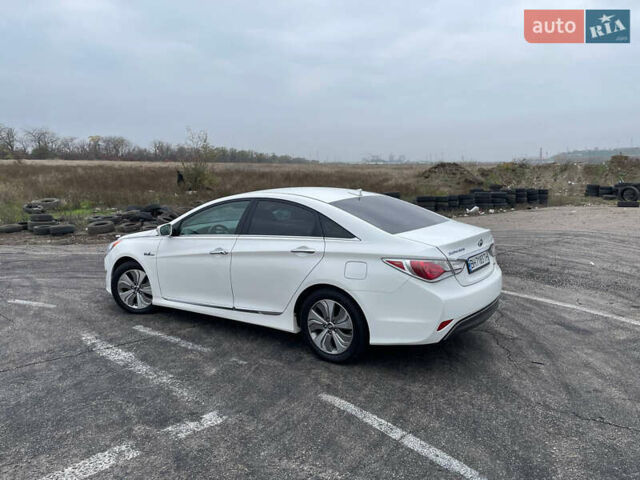 Білий Хендай Соната, об'ємом двигуна 2.4 л та пробігом 150 тис. км за 9900 $, фото 1 на Automoto.ua