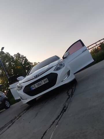 Белый Хендай Соната, объемом двигателя 2 л и пробегом 140 тыс. км за 13000 $, фото 1 на Automoto.ua