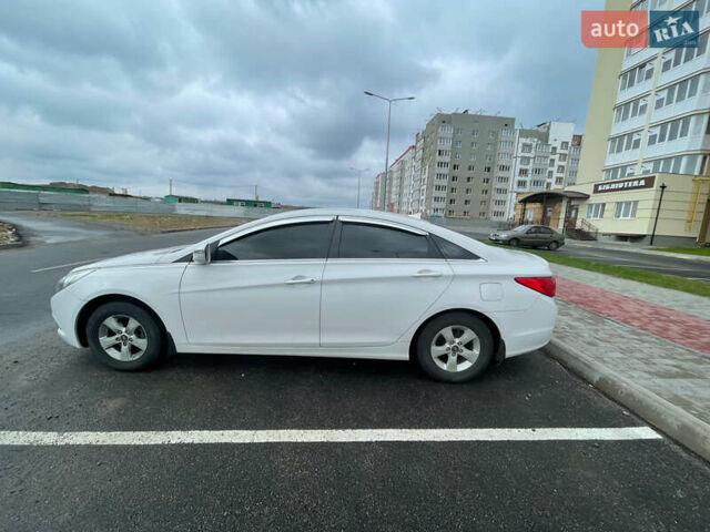 Хендай Соната 2013 в Виннице на Automoto.ua Белый Хендай Соната, объемом двигателя 2 л и пробегом 128 тыс. км за 9100 $, фото 1 на Automoto.ua