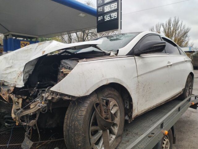 Белый Хендай Соната, объемом двигателя 2 л и пробегом 300 тыс. км за 2150 $, фото 1 на Automoto.ua