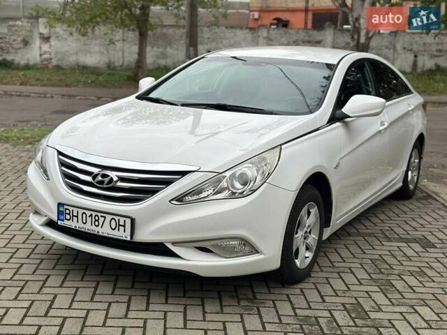 Белый Хендай Соната, объемом двигателя 2 л и пробегом 250 тыс. км за 8500 $, фото 1 на Automoto.ua