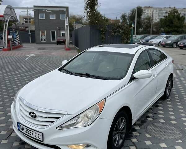 Белый Хендай Соната, объемом двигателя 2.36 л и пробегом 100 тыс. км за 9700 $, фото 1 на Automoto.ua