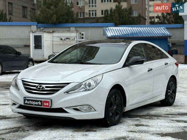 Белый Хендай Соната, объемом двигателя 2 л и пробегом 313 тыс. км за 8490 $, фото 1 на Automoto.ua