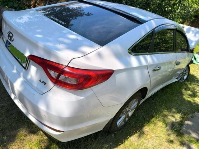 Белый Хендай Соната, объемом двигателя 2 л и пробегом 191 тыс. км за 1000 $, фото 1 на Automoto.ua