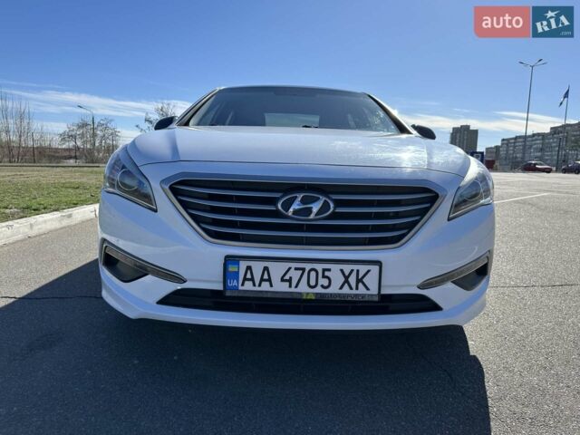 Білий Хендай Соната, об'ємом двигуна 2.4 л та пробігом 150 тис. км за 9900 $, фото 1 на Automoto.ua