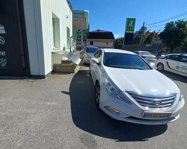 Белый Хендай Соната, объемом двигателя 2 л и пробегом 289 тыс. км за 9500 $, фото 1 на Automoto.ua