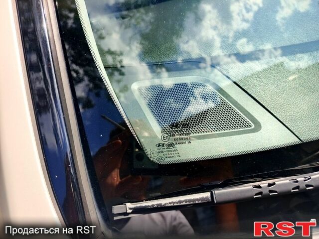 Белый Хендай Соната, объемом двигателя 2 л и пробегом 182 тыс. км за 9000 $, фото 1 на Automoto.ua