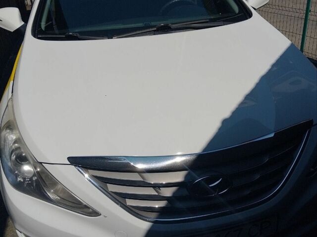 Белый Хендай Соната, объемом двигателя 2 л и пробегом 380 тыс. км за 5700 $, фото 1 на Automoto.ua