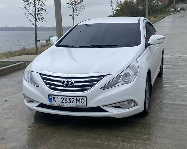 Белый Хендай Соната, объемом двигателя 2 л и пробегом 228 тыс. км за 7600 $, фото 1 на Automoto.ua