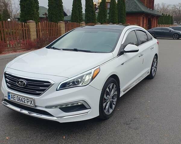 Белый Хендай Соната, объемом двигателя 2.36 л и пробегом 235 тыс. км за 11000 $, фото 1 на Automoto.ua