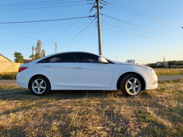 Белый Хендай Соната, объемом двигателя 2 л и пробегом 181 тыс. км за 7600 $, фото 1 на Automoto.ua