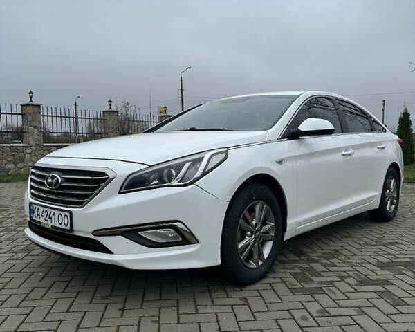 Белый Хендай Соната, объемом двигателя 2 л и пробегом 280 тыс. км за 9999 $, фото 1 на Automoto.ua