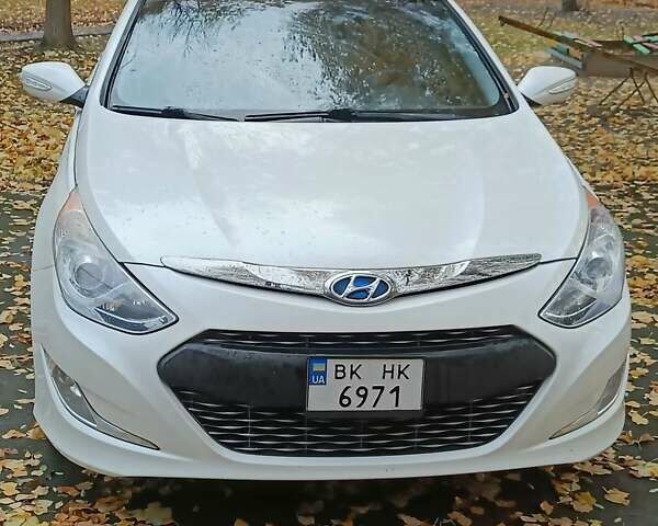 Хендай Соната 2014 у Рівному на Automoto.ua Білий Хендай Соната, об'ємом двигуна 2.36 л та пробігом 225 тис. км за 10300 $, фото 1 на Automoto.ua