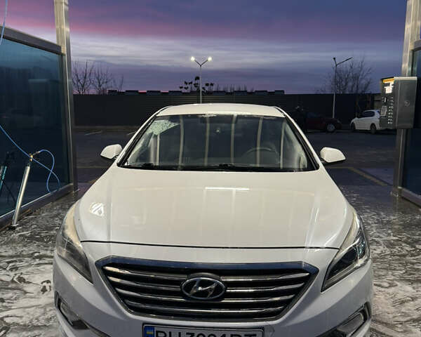 Белый Хендай Соната, объемом двигателя 2 л и пробегом 356 тыс. км за 9000 $, фото 1 на Automoto.ua