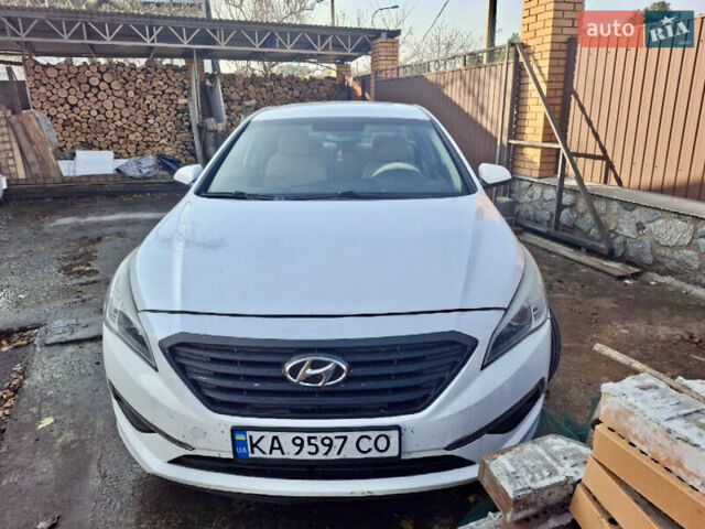 Белый Хендай Соната, объемом двигателя 2.36 л и пробегом 168 тыс. км за 10000 $, фото 1 на Automoto.ua