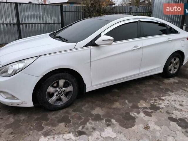Белый Хендай Соната, объемом двигателя 2 л и пробегом 400 тыс. км за 7200 $, фото 1 на Automoto.ua