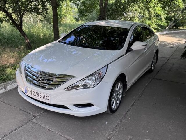 Белый Хендай Соната, объемом двигателя 2 л и пробегом 153 тыс. км за 9200 $, фото 1 на Automoto.ua