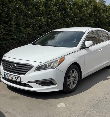 Белый Хендай Соната, объемом двигателя 2.36 л и пробегом 170 тыс. км за 10000 $, фото 1 на Automoto.ua