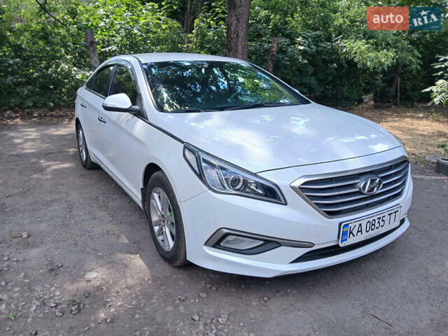 Белый Хендай Соната, объемом двигателя 2 л и пробегом 216 тыс. км за 12000 $, фото 1 на Automoto.ua
