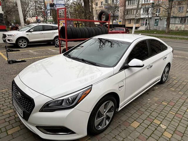 Білий Хендай Соната, об'ємом двигуна 2 л та пробігом 145 тис. км за 14700 $, фото 1 на Automoto.ua