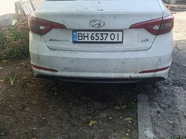 Белый Хендай Соната, объемом двигателя 2 л и пробегом 280 тыс. км за 3500 $, фото 1 на Automoto.ua