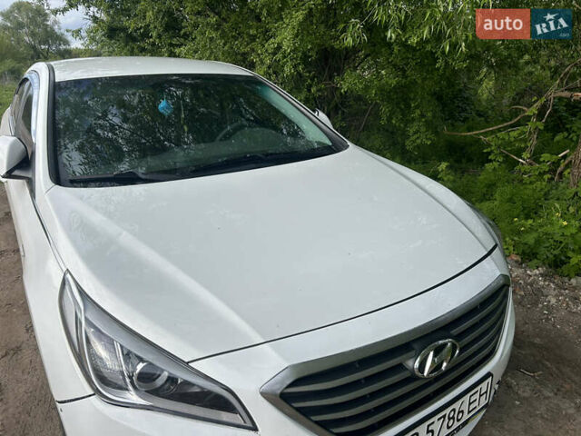 Белый Хендай Соната, объемом двигателя 2 л и пробегом 250 тыс. км за 9300 $, фото 1 на Automoto.ua