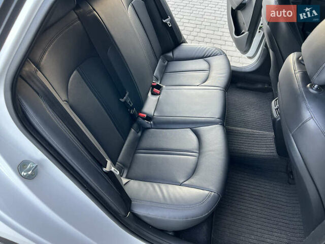 Белый Хендай Соната, объемом двигателя 2 л и пробегом 212 тыс. км за 11500 $, фото 1 на Automoto.ua