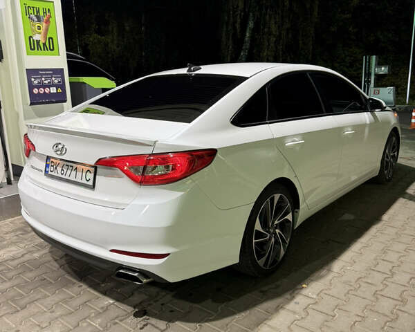 Белый Хендай Соната, объемом двигателя 2.36 л и пробегом 195 тыс. км за 8850 $, фото 1 на Automoto.ua