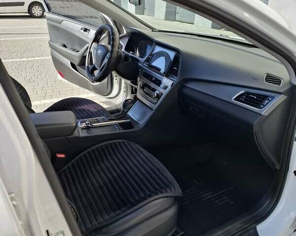 Белый Хендай Соната, объемом двигателя 2 л и пробегом 86 тыс. км за 12900 $, фото 1 на Automoto.ua