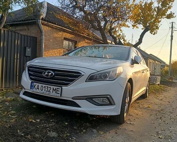 Белый Хендай Соната, объемом двигателя 2 л и пробегом 420 тыс. км за 9500 $, фото 1 на Automoto.ua