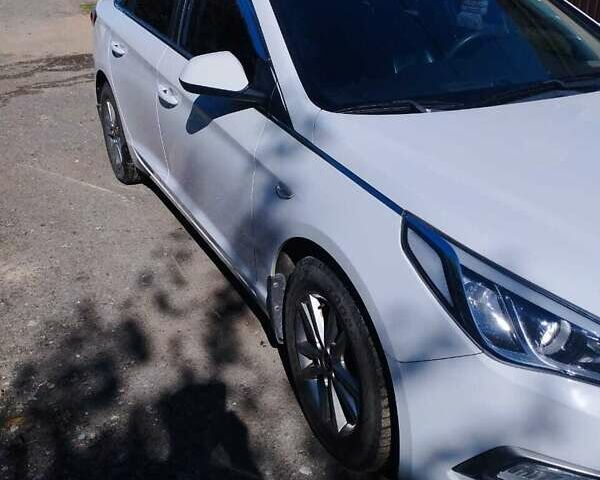 Белый Хендай Соната, объемом двигателя 2 л и пробегом 195 тыс. км за 11000 $, фото 1 на Automoto.ua