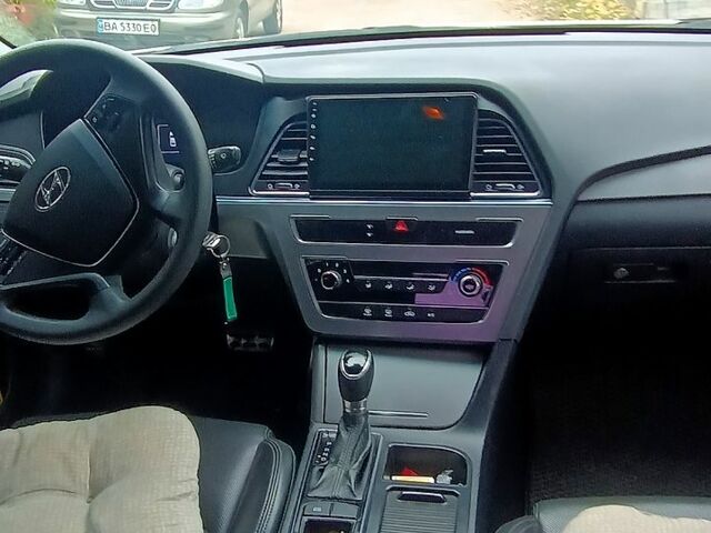 Білий Хендай Соната, об'ємом двигуна 2 л та пробігом 420 тис. км за 9500 $, фото 1 на Automoto.ua