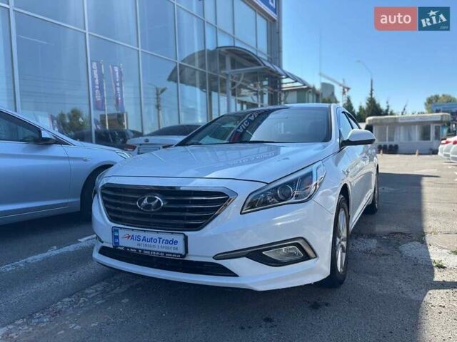 Белый Хендай Соната, объемом двигателя 2 л и пробегом 402 тыс. км за 10190 $, фото 1 на Automoto.ua