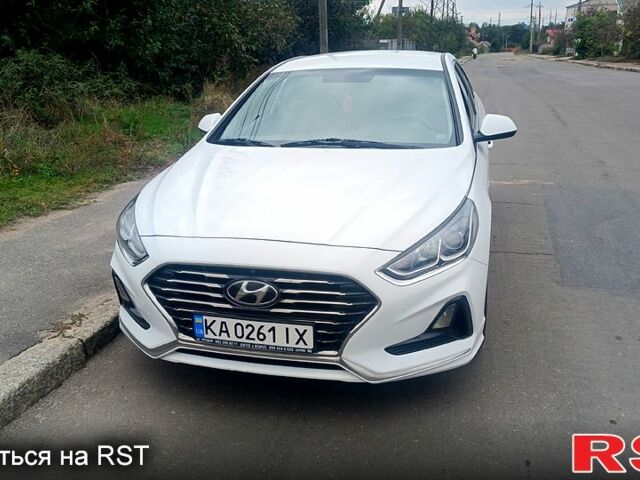 Белый Хендай Соната, объемом двигателя 2 л и пробегом 305 тыс. км за 12700 $, фото 1 на Automoto.ua