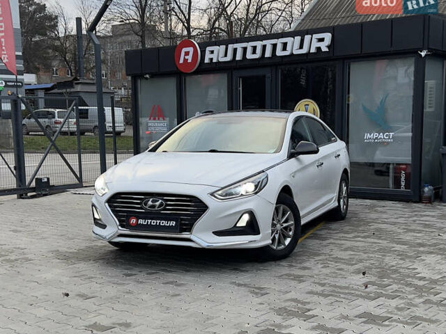 Белый Хендай Соната, объемом двигателя 2 л и пробегом 275 тыс. км за 12500 $, фото 1 на Automoto.ua