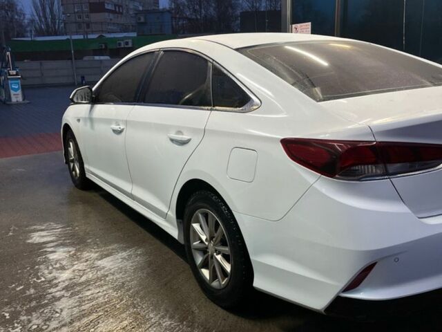 Білий Хендай Соната, об'ємом двигуна 2 л та пробігом 255 тис. км за 15000 $, фото 1 на Automoto.ua