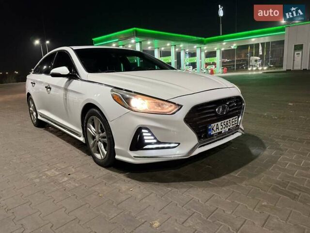 Белый Хендай Соната, объемом двигателя 2.36 л и пробегом 80 тыс. км за 13000 $, фото 1 на Automoto.ua