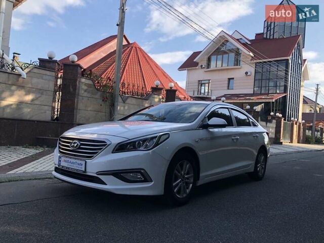 Белый Хендай Соната, объемом двигателя 2 л и пробегом 358 тыс. км за 10290 $, фото 1 на Automoto.ua